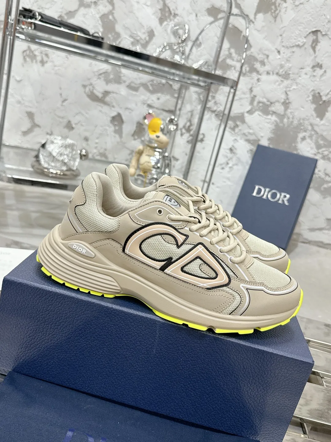 Men's men's shoes 💰600❤️❤️❤️High version Dior Dior's latest color matching B30 series reflective dad sneakers original 17380💰 purchased for development and production Brand new B30 sneakers Dad Shoes style shoes that follow the trend of the retro market The Dior logo on the tongue also indicates that this pair of shoes is the B30 model! B30 uses fine-textured leather and mesh cloth materials to form a shoe body. There are conspicuous letters CD on both sides of the shoe body to indicate identity. Many lines on the shoe body outline details to make the shoes look less monotonous and full of retro flavor. The delivery counter is exquisitely packaged🛍📦 ▪️Fabric: Original customized technical fabric + mesh ▪️Inner lining: Customized breathable lining ▪️Outsole: Original molded IP foam + TPU outsole ▪️Sole thickness: 3.5CM ▪️Size: Women’s size 35-40 / Men’s size 39-46
